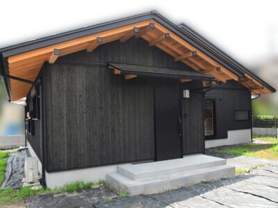 青梅市：焼杉と太鼓梁がつなぐ和の平屋